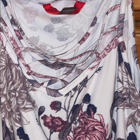 Flowered top - Picture 2 of 4